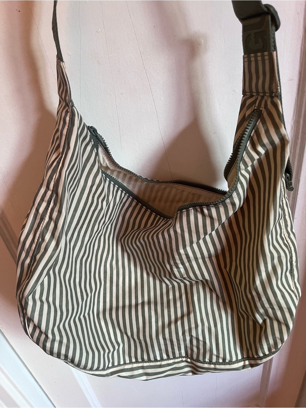 Baggu large green striped crescent EUC - Picture 3 of 6